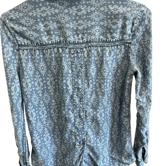 Holding Horses Anthropologie Button up top Sz 4 Denim/Chambray - Picture 2 of 16